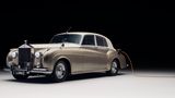 Ein Rolls-Royce Silver Cloud mit Ladekabel eins E-Autos