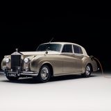 Ein Rolls-Royce Silver Cloud mit Ladekabel eins E-Autos