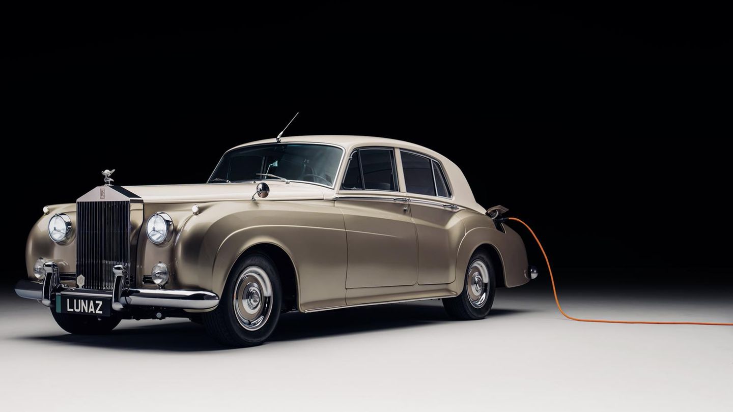 Ein Rolls-Royce Silver Cloud mit Ladekabel eins E-Autos Ein Rolls-Royce Silver Cloud mit Ladekabel eins E-Autos