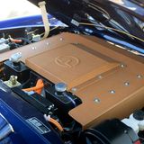 Blick auf den E-Motor eines umgebauten Mercedes 280 SL Pagode