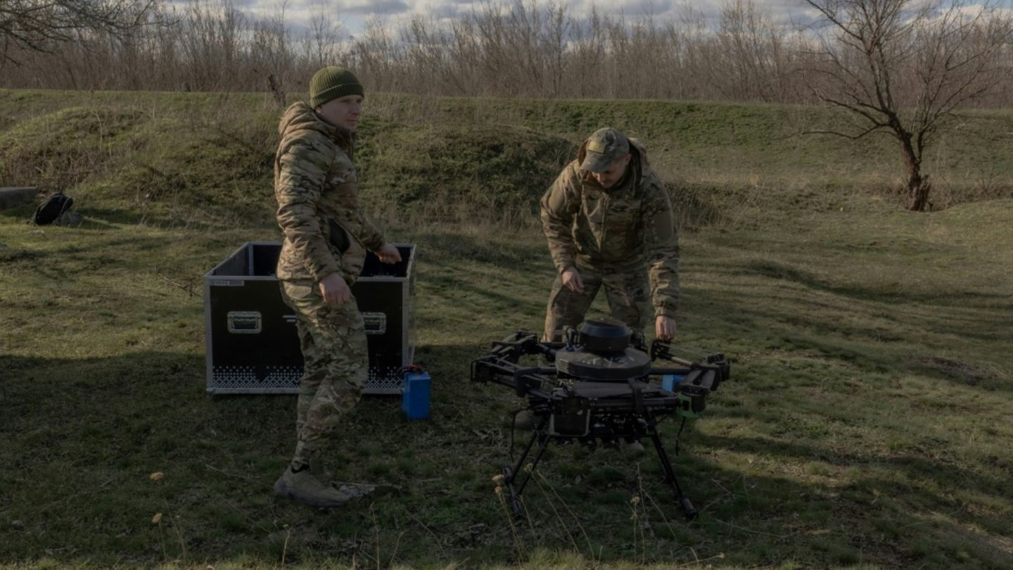 Ukrainische Soldaten mit Drohne