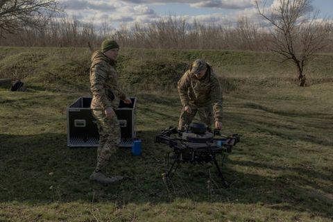 Ukrainische Soldaten mit Drohne