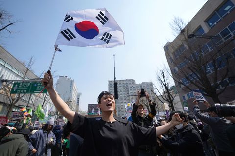 In Südkoreas Hauptstadt Seoul feiern Menschen die Amtsenthebung ihres bisherigen Präsidenten