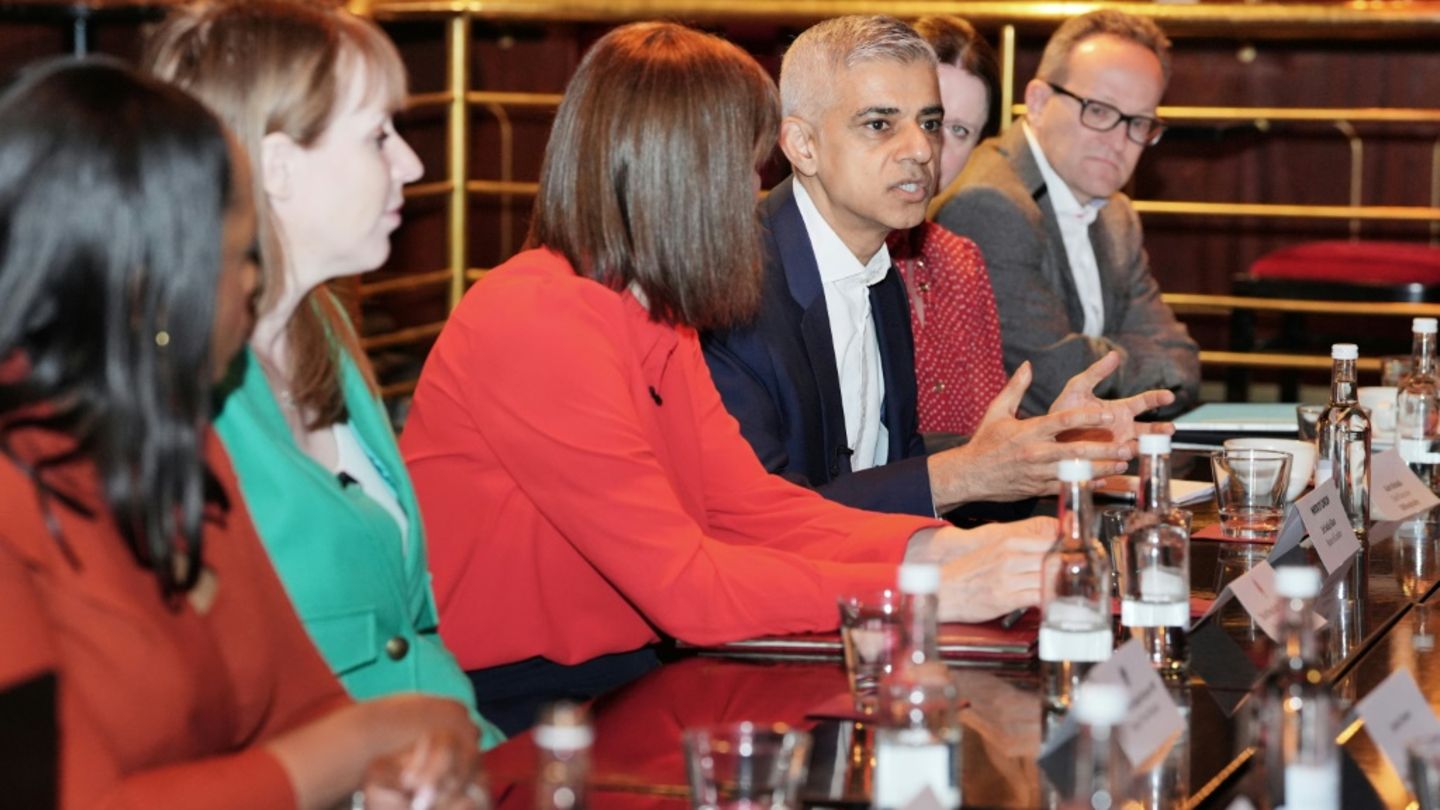 Londons Bürgermeister Khan (M) soll Nachtleben ankurbeln