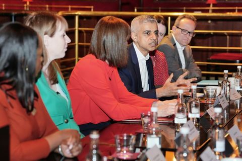 Londons Bürgermeister Khan (M) soll Nachtleben ankurbeln