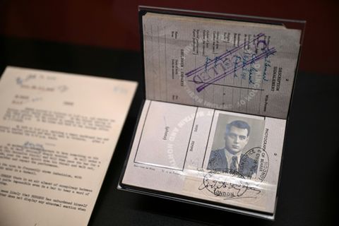 In Ausstellung zu sehender Pass von Spion