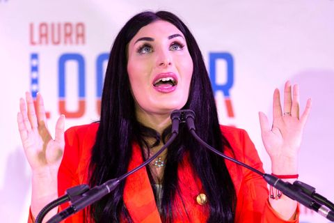 Laura Loomer hebt beide Hände empor