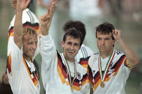 Andreas Brehme, Pierre Littbarski und Lothar Matthäus jubeln nach dem WM-Finalsieg 1990.