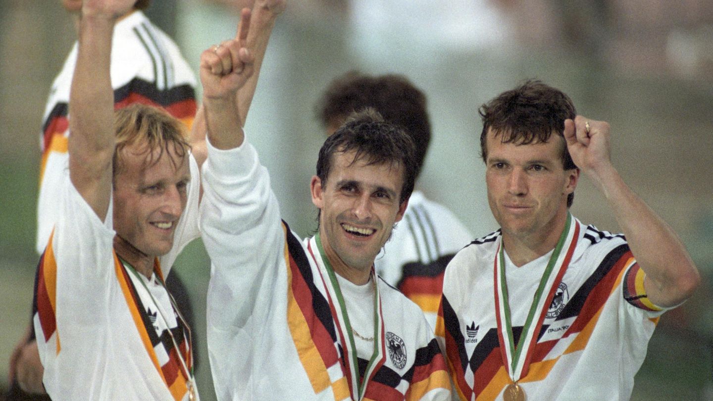 Andreas Brehme, Pierre Littbarski und Lothar Matthäus jubeln nach dem WM-Finalsieg 1990.