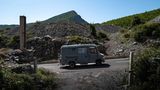 Ein Auto fährt den Berg rauf