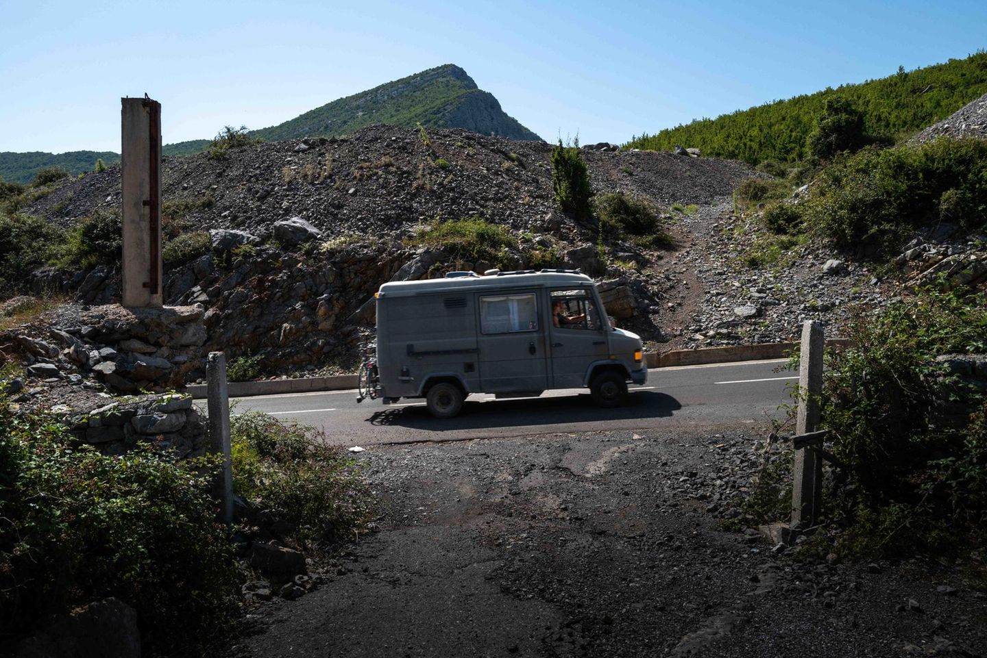 Camper im Karst Ein Auto fährt den Berg rauf