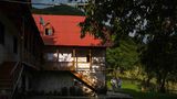 Zwei Wanderer an einem Haus