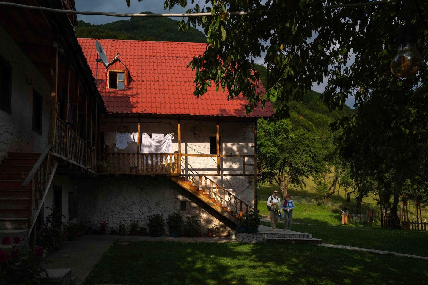 Zuwachs im Schongang Zwei Wanderer an einem Haus