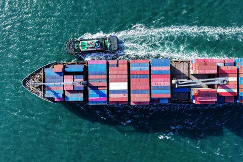 Containerschiff auf dem Weg nach Qingdao in Ostchina