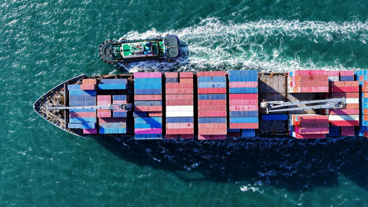 Containerschiff auf dem Weg nach Qingdao in Ostchina