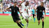 Hummels kommt langsam in die Jahre, sein Tempo lässt etwas nach, er ist aber weiterhin ein exzellenter Verteidiger. Dennoch bedeutet das enttäuschende EM-Aus im Achtelfinale gegen England auch das Ende von Hummels Nationalmannschaftskarriere. Julian Nagelsmann wird ihn noch für Testspiele im Herbst 2023 berufen, in denen er auch spielt, aber sie haben keine Bedeutung mehr