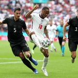 Hummels kommt langsam in die Jahre, sein Tempo lässt etwas nach, er ist aber weiterhin ein exzellenter Verteidiger. Dennoch bedeutet das enttäuschende EM-Aus im Achtelfinale gegen England auch das Ende von Hummels Nationalmannschaftskarriere. Julian Nagelsmann wird ihn noch für Testspiele im Herbst 2023 berufen, in denen er auch spielt, aber sie haben keine Bedeutung mehr
