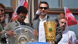 2019 gewinnt Hummels ein zweites Mal das Double aus Meisterschaft und Pokal – und feiert es diesmal auf dem Münchner Rathaus-Balkon mit Serge Gnabry (l.) und Franck Ribéry in Trachtenjacke (rechts hinten)