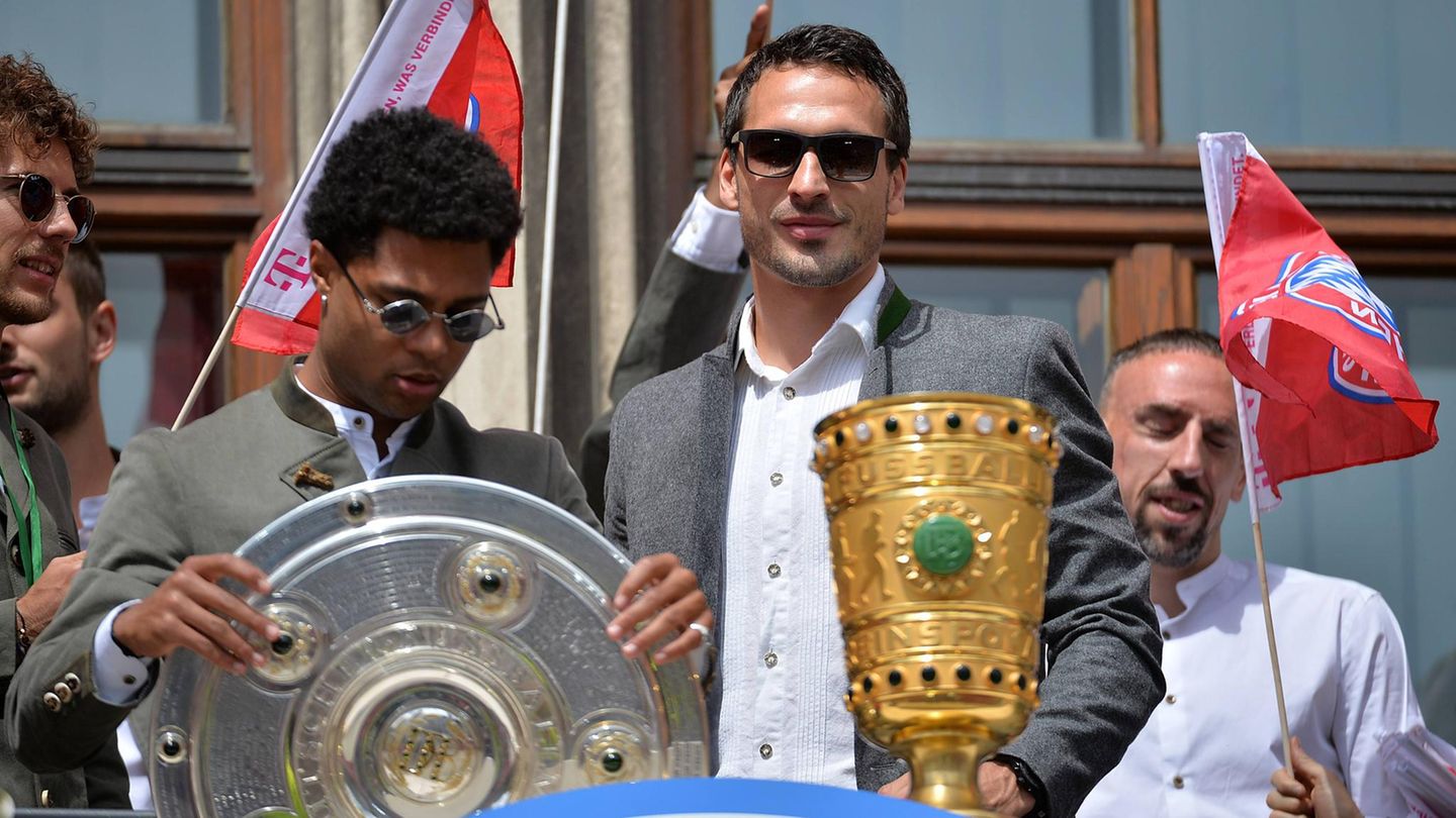 2019 gewinnt Hummels ein zweites Mal das Double aus Meisterschaft und Pokal – und feiert es diesmal auf dem Münchner Rathaus-Balkon mit Serge Gnabry (l.) und Franck Ribéry in Trachtenjacke (rechts hinten)