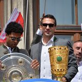 2019 gewinnt Hummels ein zweites Mal das Double aus Meisterschaft und Pokal – und feiert es diesmal auf dem Münchner Rathaus-Balkon mit Serge Gnabry (l.) und Franck Ribéry in Trachtenjacke (rechts hinten)