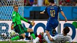 Im Finale von Brasilien muss Hummels per Grätsche gegen Lionel Messi zur Hilfe eilen