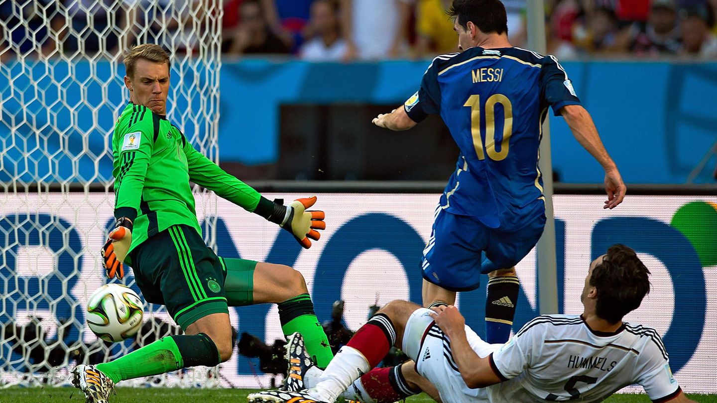 Im Finale von Brasilien muss Hummels per Grätsche gegen Lionel Messi zur Hilfe eilen