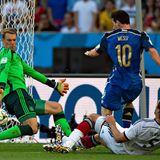 Im Finale von Brasilien muss Hummels per Grätsche gegen Lionel Messi zur Hilfe eilen