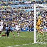 2014 folgt der Höhepunkt von Hummels' Karriere: die Weltmeisterschaft in Brasilien. Mit Jérôme Boateng bildet er das beste Verteidiger-Duo der Welt. Und torgefährlich ist Hummels ebenfalls. Im Viertelfinale besiegt die DFB-Elf Frankreich mit 1:0. Der Torschütze per Kopf heißt: Mats Hummels