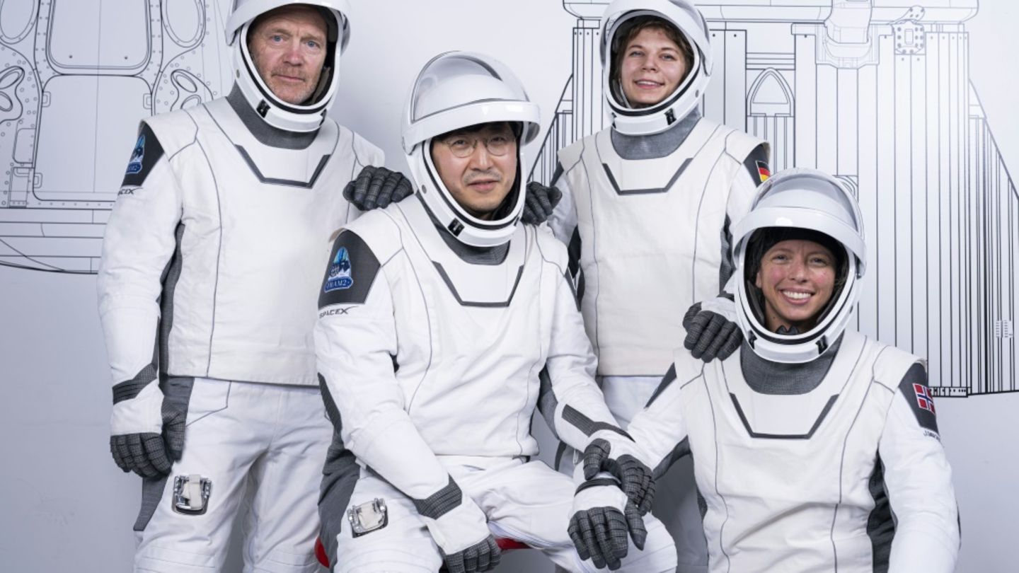 Die Crew der "Fram2" mit der Deutschen Rabea Rogge (2.v.r.)