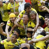 Es dauert ein wenig, bis sich Hummels, Klopp und die Mannschaft gefunden haben. 2011 ist es so weit. Der BVB wird Deutscher Meister. Mittendrin: Mats Hummels (Mitte oben)