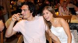 Ein Jahr später folgt die zweite Meisterschaft. Mit seiner langjährigen Freundin und späteren Ehefrau Cathy Hummels feiert Mats Hummels auf der Meisterparty des BVB. Die beiden trennen sich 2021