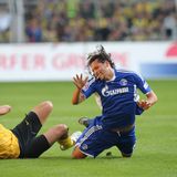 Derby kann Hummels schon mal. Im September 2008 gibt es für Schalke-Angreifer Kevin Kuranyi mächtig was auf die Socken