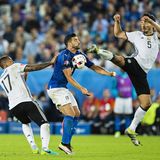Zwei Jahre später bei der Europameisterschaft in Frankreich macht Hummels im Viertelfinale gegen Italien sein 50. Länderspiel. Im Halbfinale gegen Frankreich ist er gelbgesperrt, die deutsche Elf verliert mit 0:2 gegen die Gastgeber