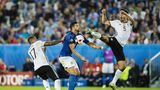 Zwei Jahre später bei der Europameisterschaft in Frankreich macht Hummels im Viertelfinale gegen Italien sein 50. Länderspiel. Im Halbfinale gegen Frankreich ist er gelbgesperrt, die deutsche Elf verliert mit 0:2 gegen die Gastgeber