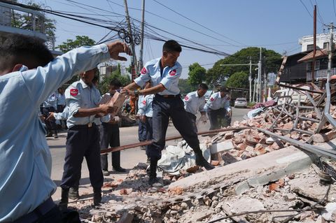 Offiziere des myanmarischen Militärs durchsuchen die Trümmer eines eingestürzten Gebäudes