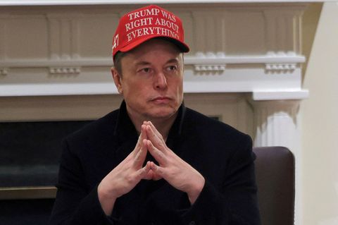 "Donald Trump hatte mit allem recht", steht aus Elon Musks Kappe