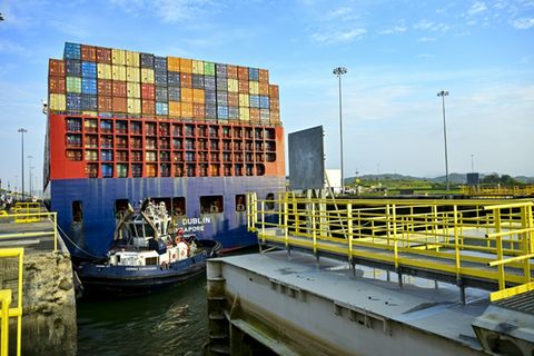 Schiff im Panamakanal