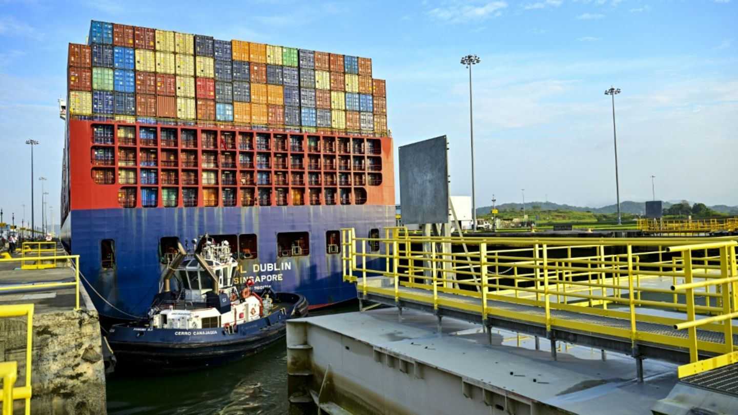 Schiff im Panamakanal