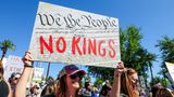 Sonnig war es bei Protesten in Phoenix im US-Bundesstaat Arizona. Die Botschaft an Trump, Musk und Co. war auch hier eine deutliche: "Wir das Volk" und "Kein König" steht auf dem Schild dieser Frau