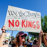 Sonnig war es bei Protesten in Phoenix im US-Bundesstaat Arizona. Die Botschaft an Trump, Musk und Co. war auch hier eine deutliche: "Wir das Volk" und "Kein König" steht auf dem Schild dieser Frau