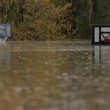 Das steigende Wasser des Licking River berührt die Basketballkörbe im Max Goldberg Park in Falmouth, Kentucky Unwetter USA