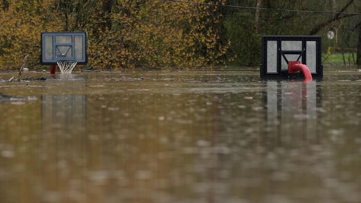Das steigende Wasser des Licking River berührt die Basketballkörbe im Max Goldberg Park in Falmouth, Kentucky Unwetter USA