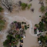 USA, Frankfort: Eine Luftaufnahme von Fahrzeugen auf einem überschwemmten Grundstück in Frankfort, Kentucky