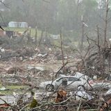 USA, Selmer: Sturmgeschädigte Häuser und abgebrochene Bäume nach einem Sturm. Foto: George Walker