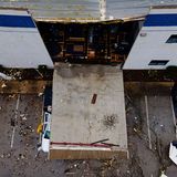 USA, Selmer:Eine Fabrikwand liegt nach dem Unwetter herausgebrochen auf der Straße. Am Rand ist ein zerstörtes Auto zu erkennen