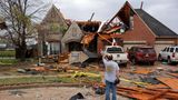USA, Owasso: Ryland Mosley, steht vor den Überresten seines vom Unwetter zerstörten Hauses