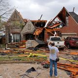 USA, Owasso: Ryland Mosley, steht vor den Überresten seines vom Unwetter zerstörten Hauses