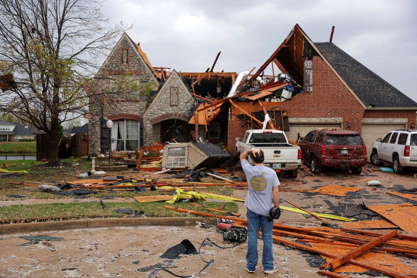 USA, Owasso: Ryland Mosley, steht vor den Überresten seines vom Unwetter zerstörten Hauses