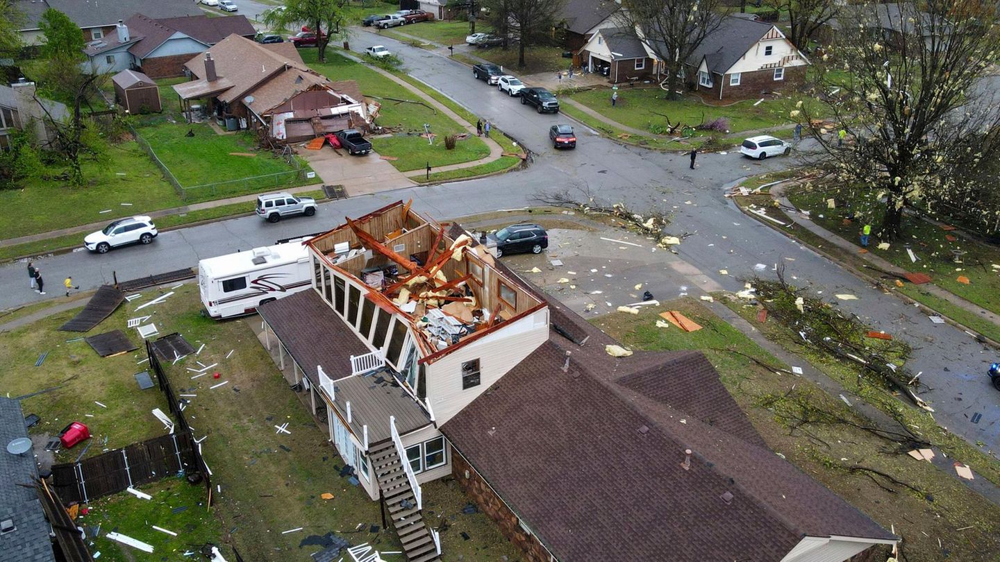 USA, Owasso: Ein schwerer Sturm am frühen Morgen beschädigte Häuser,  Unwetter