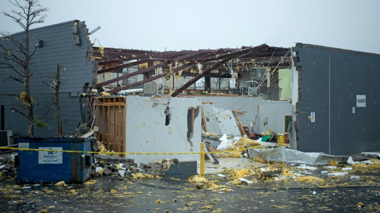 Ein von einem Tornado zerstörtes Gebäude in Kentucky